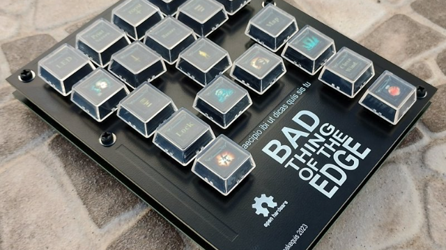 一款基于树莓派Pico为了专门打游戏设置键位的暗黑风格的左手的机械游戏键盘