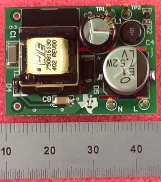 具有 90V 至 305V 交流输入和 15V/0.25A 输出的初级侧稳压反激